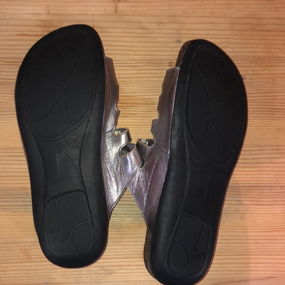 Pure Sole Ladies Metallic Leather 9 1/2 W Sandal - Picture 5 of 9